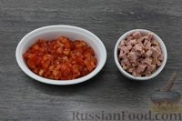 Фото приготовления рецепта: Яичница-болтунья в кабачке, с колбасой и помидором - шаг №2