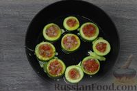 Фото приготовления рецепта: Яичница-болтунья в кабачке, с колбасой и помидором - шаг №7