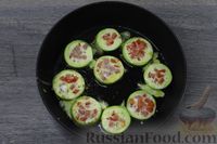 Фото приготовления рецепта: Яичница-болтунья в кабачке, с колбасой и помидором - шаг №8