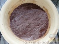 Фото приготовления рецепта: Шоколадный клафути с вишней и черешней - шаг №4