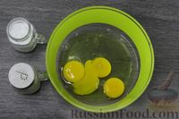 Фото приготовления рецепта: Омлет с помидорами, жареным луком и сыром (в духовке) - шаг №2