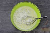 Фото приготовления рецепта: Омлет с помидорами, жареным луком и сыром (в духовке) - шаг №4
