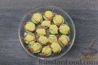 Фото приготовления рецепта: Кабачки, запечённые с помидорами, луком и сыром - шаг №6