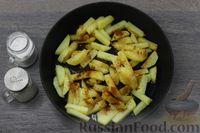 Фото приготовления рецепта: Жареная картошка в сметане - шаг №3