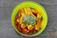 Фото приготовления рецепта: Салат из разноцветных помидоров с зеленью - шаг №5