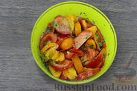 Фото приготовления рецепта: Салат из разноцветных помидоров с зеленью - шаг №6