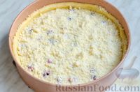 Фото приготовления рецепта: Песочный пирог с творожной начинкой, вишней и штрейзелем - шаг №15