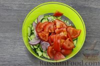 Фото приготовления рецепта: Салат из огурцов с помидорами, кукурузой и брынзой - шаг №4