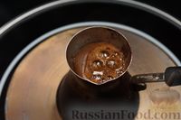 Фото приготовления рецепта: Кофе фраппе с молоком и сливками - шаг №2