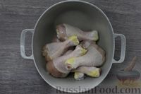 Фото приготовления рецепта: Куриные ножки, запечённые с кабачками, в сметане - шаг №4