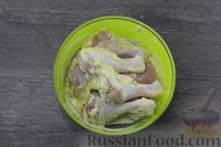 Фото приготовления рецепта: Куриные ножки, запечённые с кабачками, в сметане - шаг №5