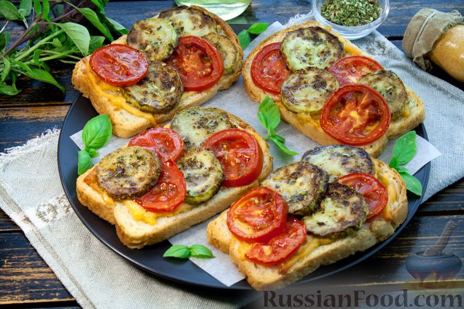 Горячие бутерброды с ветчиной, сыром и помидорами в духовке
