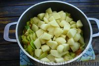 Фото приготовления рецепта: Овощное рагу с кабачками, картошкой и капустой - шаг №11