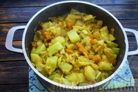 Фото приготовления рецепта: Овощное рагу с кабачками, картошкой и капустой - шаг №15