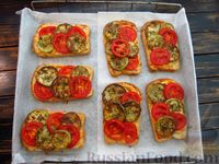 Фото приготовления рецепта: Горячие бутерброды с кабачками, помидорами и сыром (в духовке) - шаг №13