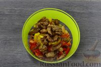 Фото приготовления рецепта: Салат с курицей, болгарским перцем, огурцами и морковью - шаг №9