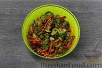 Фото приготовления рецепта: Салат с курицей, болгарским перцем, огурцами и морковью - шаг №12