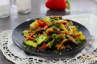 Фото приготовления рецепта: Салат с курицей, болгарским перцем, огурцами и морковью - шаг №14
