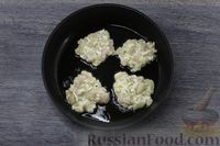 Фото приготовления рецепта: Рубленые куриные котлеты с плавленым сыром и сметаной - шаг №8