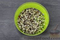 Фото приготовления рецепта: Яичные маффины с грибами, овощами и сыром - шаг №7