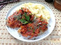 Фото к рецепту: Рыба, запечённая с овощами в томатно-сметанном соусе