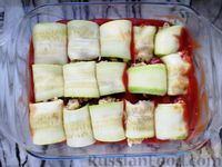 Фото приготовления рецепта: Рулетики из кабачков с куриным фаршем, томатным соусом и сыром (в духовке) - шаг №11