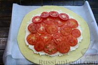 Фото приготовления рецепта: Песочная галета с творогом и помидорами, на сметане - шаг №9