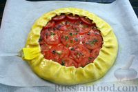 Фото приготовления рецепта: Песочная галета с творогом и помидорами, на сметане - шаг №12