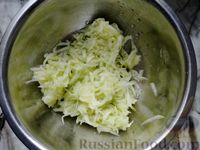 Фото приготовления рецепта: "Чебуреки" из кабачков с сырной начинкой - шаг №3