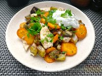 Фото к рецепту: Салат с курицей, запечёнными баклажанами и морковью
