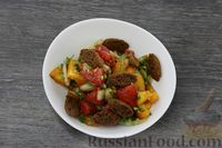 Фото приготовления рецепта: Салат из помидоров, лука и сухариков - шаг №8