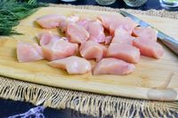 Фото приготовления рецепта: Куриное филе в сливочном соусе с сыром - шаг №2