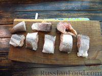 Фото приготовления рецепта: Рыба, тушенная с овощами в сметанном соусе - шаг №2
