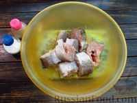 Фото приготовления рецепта: Рыба, тушенная с овощами в сметанном соусе - шаг №4