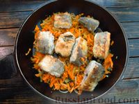Фото приготовления рецепта: Рыба, тушенная с овощами в сметанном соусе - шаг №13