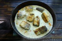 Фото приготовления рецепта: Рыба, тушенная с овощами в сметанном соусе - шаг №14