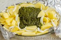 Фото приготовления рецепта: Свинина в зелёном соусе, запечённая с картофелем - шаг №10