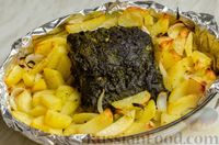 Фото приготовления рецепта: Свинина в зелёном соусе, запечённая с картофелем - шаг №11