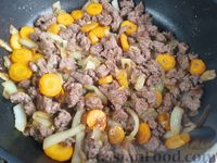 Фото приготовления рецепта: Рагу с баклажанами, кабачками и мясным фаршем - шаг №4