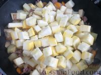 Фото приготовления рецепта: Рагу с баклажанами, кабачками и мясным фаршем - шаг №6