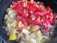 Фото приготовления рецепта: Рагу с баклажанами, кабачками и мясным фаршем - шаг №7