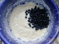 Фото приготовления рецепта: Йогуртовые маффины с черникой и овсяной посыпкой - шаг №6