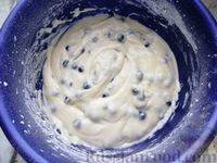 Фото приготовления рецепта: Йогуртовые маффины с черникой и овсяной посыпкой - шаг №7