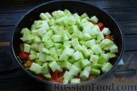 Фото приготовления рецепта: Кабачки, тушенные с болгарским перцем и томатным соусом - шаг №8