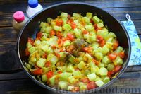 Фото приготовления рецепта: Кабачки, тушенные с болгарским перцем и томатным соусом - шаг №9