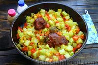 Фото приготовления рецепта: Кабачки, тушенные с болгарским перцем и томатным соусом - шаг №10