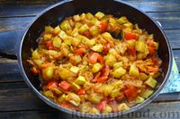 Фото приготовления рецепта: Кабачки, тушенные с болгарским перцем и томатным соусом - шаг №12