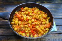 Фото приготовления рецепта: Кабачки, тушенные с болгарским перцем и томатным соусом - шаг №14