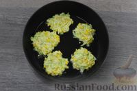 Фото приготовления рецепта: Кабачковые оладьи с кукурузой - шаг №8