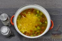 Фото приготовления рецепта: Кабачковый суп с колбасой и плавленым сыром - шаг №9